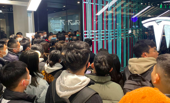 People protesting at a Tesla showroom in Chengdu, Sichuan, China