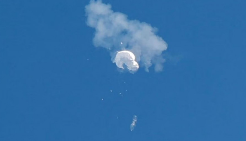 China has lodged an official complaint about the US downing its civilian airship on Saturday, which the US says was a spy balloon. drifts to the ocean after being shot down off the coast in Surfside Beach, South Carolina, USA, on February 4, 2023. Photo: Reuters
