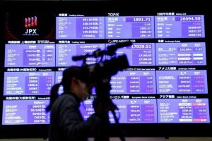 Nikkei Soars on Weak Yen, Hang Seng Slips on Recovery Fears