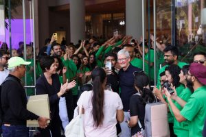 ‘Fanboys’ Queue Up as Apple Opens First India Store in Mumbai