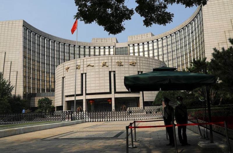 Paramilitary police officers stand guard in front of the headquarters of the People's Bank of China, the central bank (PBOC), in Beijing, China September 30, 2022. REUTERS/Tingshu Wang