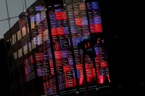 Hang Seng Dips After ‘Bazooka’ Rally, Nikkei Lifted by Soft Yen