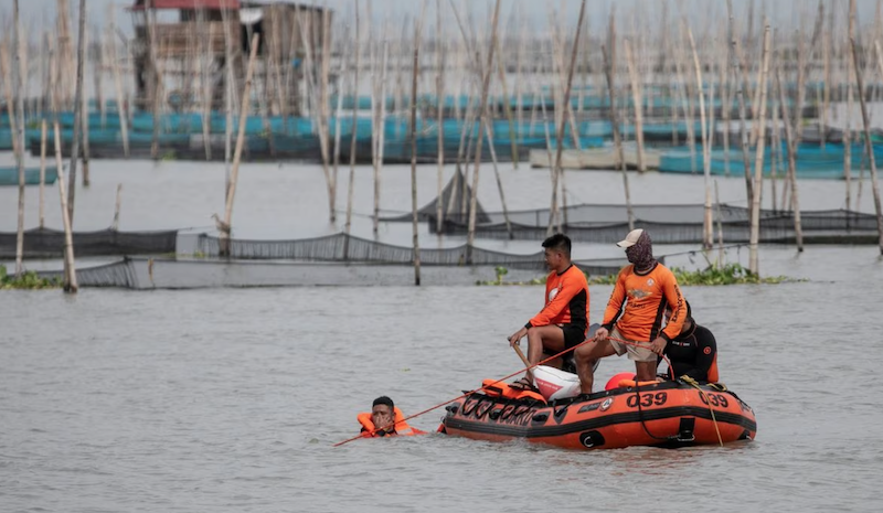 Members of the Philippine Coast Guard search for victims of the capsized passenger boat M/B Princess Aya, in the waters of Binangonan, Rizal province, Philippines, July 28, 2023. REUTERS/Eloisa Lopez