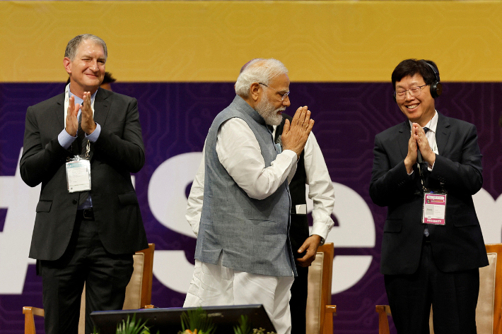 Mark Papermaster, Chief Technology Officer of U.S. chipmaker Advanced Micro Devices (AMD), and Foxconn Chairman Young Liu greet India's Prime Minister Narendra Modi during the 'SemiconIndia 2023', India's annual semiconductor conference, in Gandhinagar, India