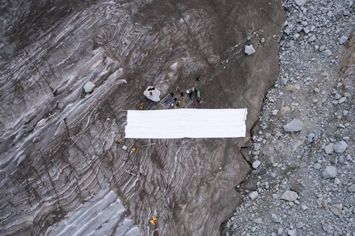 Tencent research team using zero-energy radiative cooling technology on the Dagu Glacier