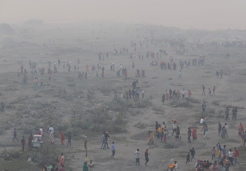 Hindu devotees gather to worship the Sun God amidst heavy smog in the early morning during the Hindu religious festival of Chatth Puja, on the bank of the Yamuna river in New Delhi, India, October 31, 2022./File Photo Acquire Licensing Rights