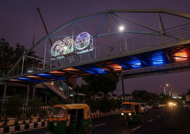 Traffic moves past under a G20 logo installed on a pedestrian bridge in front of the main venue of the summit in New Delhi, India, August 24, 2023. REUTERS/Adnan Abidi/File Photo Acquire Licensing Rights
