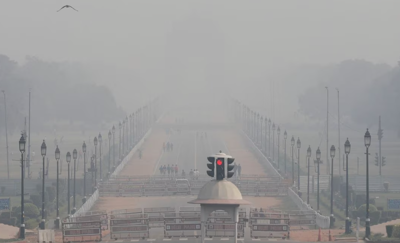 People walk near India Gate on a smoggy afternoon in New Delhi, India, November 15, 2020. REUTERS/Adnan Abidi/File Photo Acquire Licensing Rights