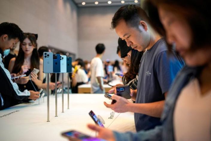 Big Queue at Apple’s Shanghai Store for New iPhone 15