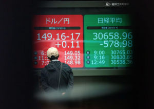 Hang Seng Lifted by Rate Cut, Nikkei Dips on Tech Worries