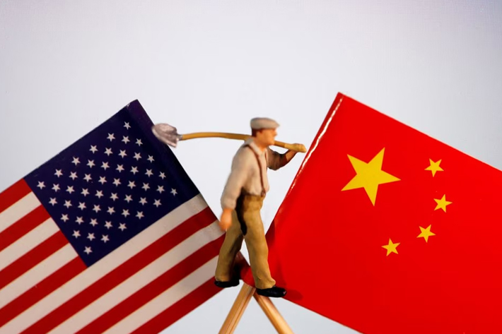 The flags of China and US are displayed with a worker miniature in this illustration