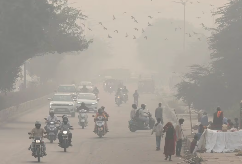 People and vehicles are seen on a road amidst the morning smog in New Delhi, India, November 8, 2023. REUTERS/Anushree Fadnavis Acquire Licensing Rights