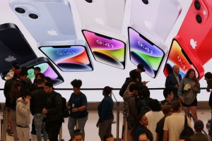 Apple to Focus on China, Roll Out AI iPhones to Revive Sales