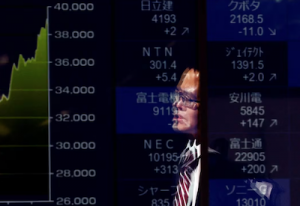 Nikkei Slips on Yen Rally, Hang Seng Lifted by China Spending