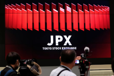TV camera men wait for the opening of market in front of a large screen showing stock prices at the Tokyo Stock Exchange in Tokyo, Japan October 2, 2020. REUTERS/Kim Kyung-Hoon/File Photo Purchase Licensing Rights
