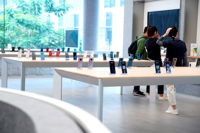 Smartphones are displayed in Huawei's first global flagship store in Shenzhen, Guangdong province, China October 30, 2019. REUTERS/Aly Song/File Photo Purchase Licensing Rights