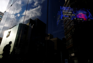 Nikkei Dives as Yen Surges, Tech Earnings Weigh on Hang Seng