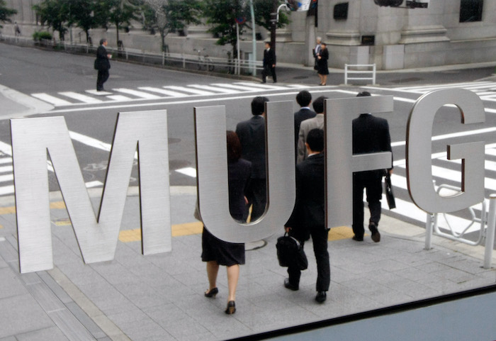 Japan’s Megabanks Raise Profit Forecasts as Deflation Eases